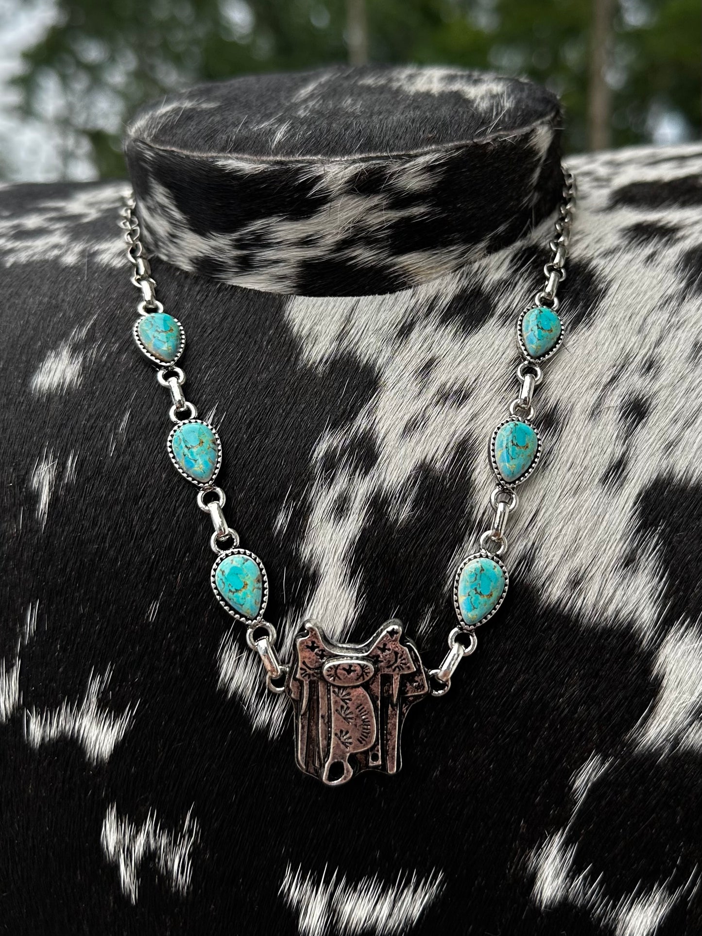 Saddle necklace