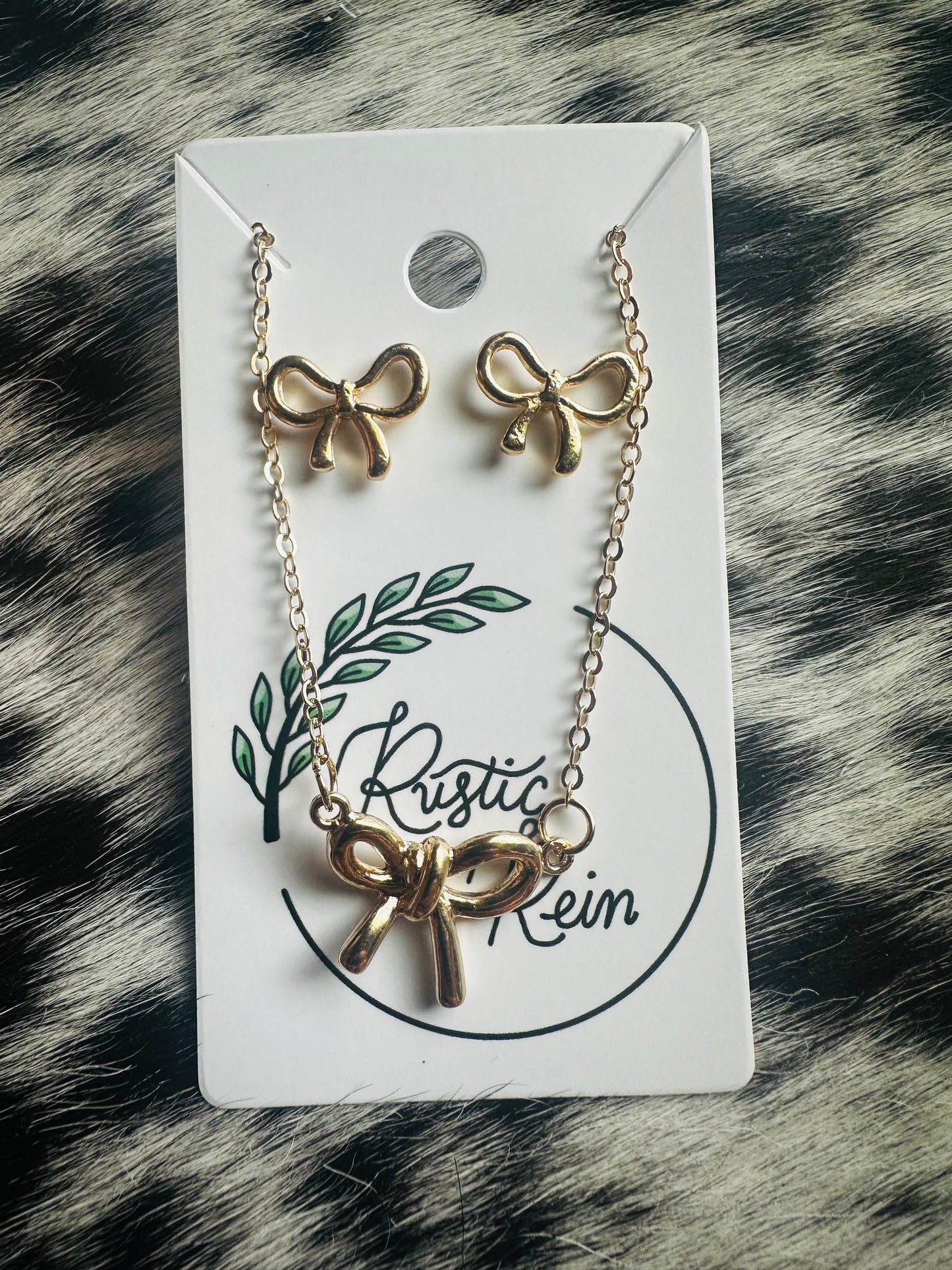 Gold colored bow tie set