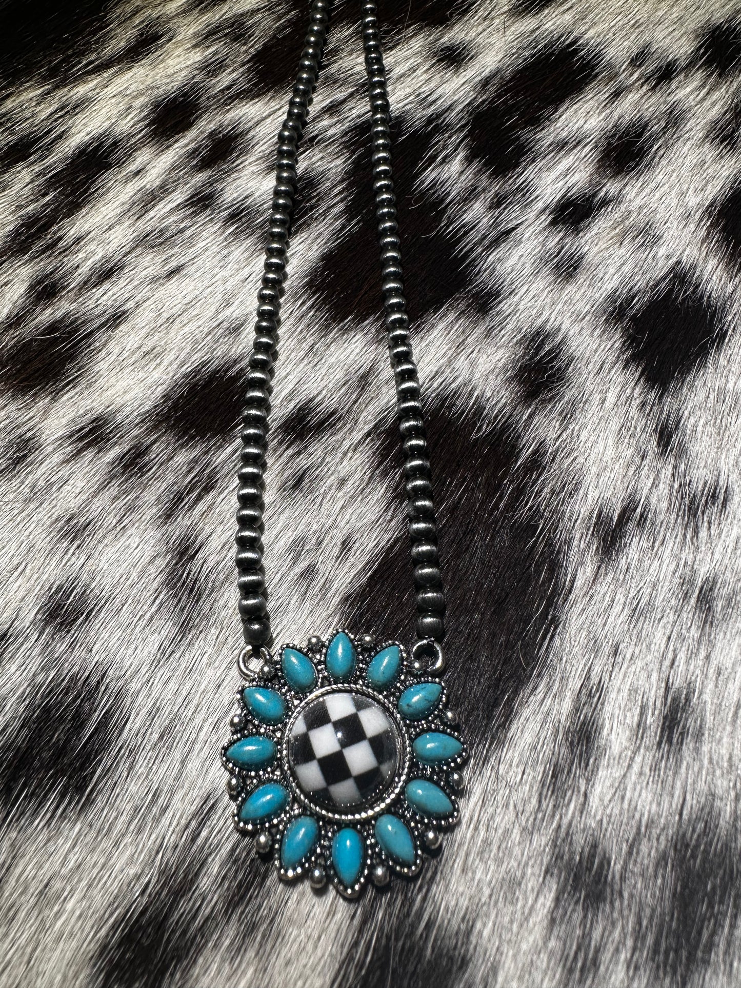 Checkered flower necklace