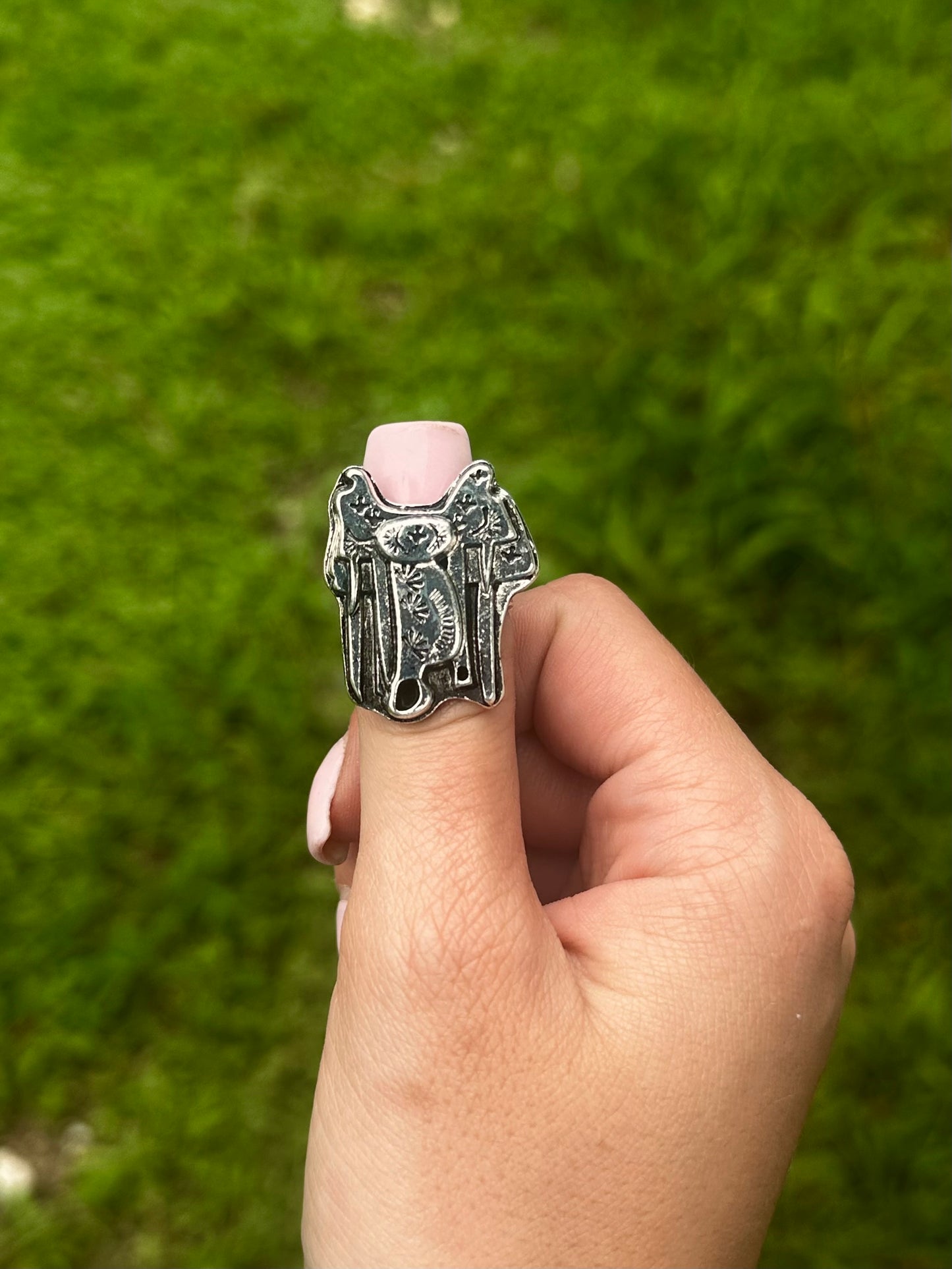 Adjustable saddle ring