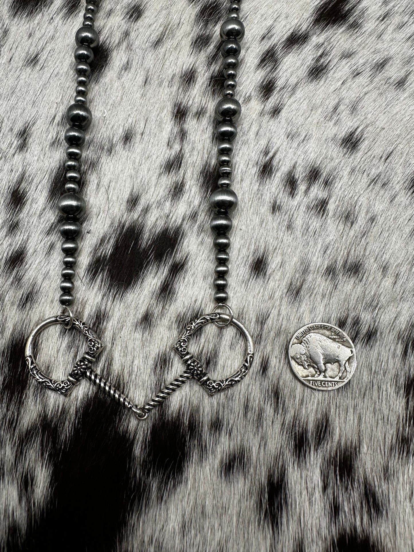 Snaffle pearl necklace