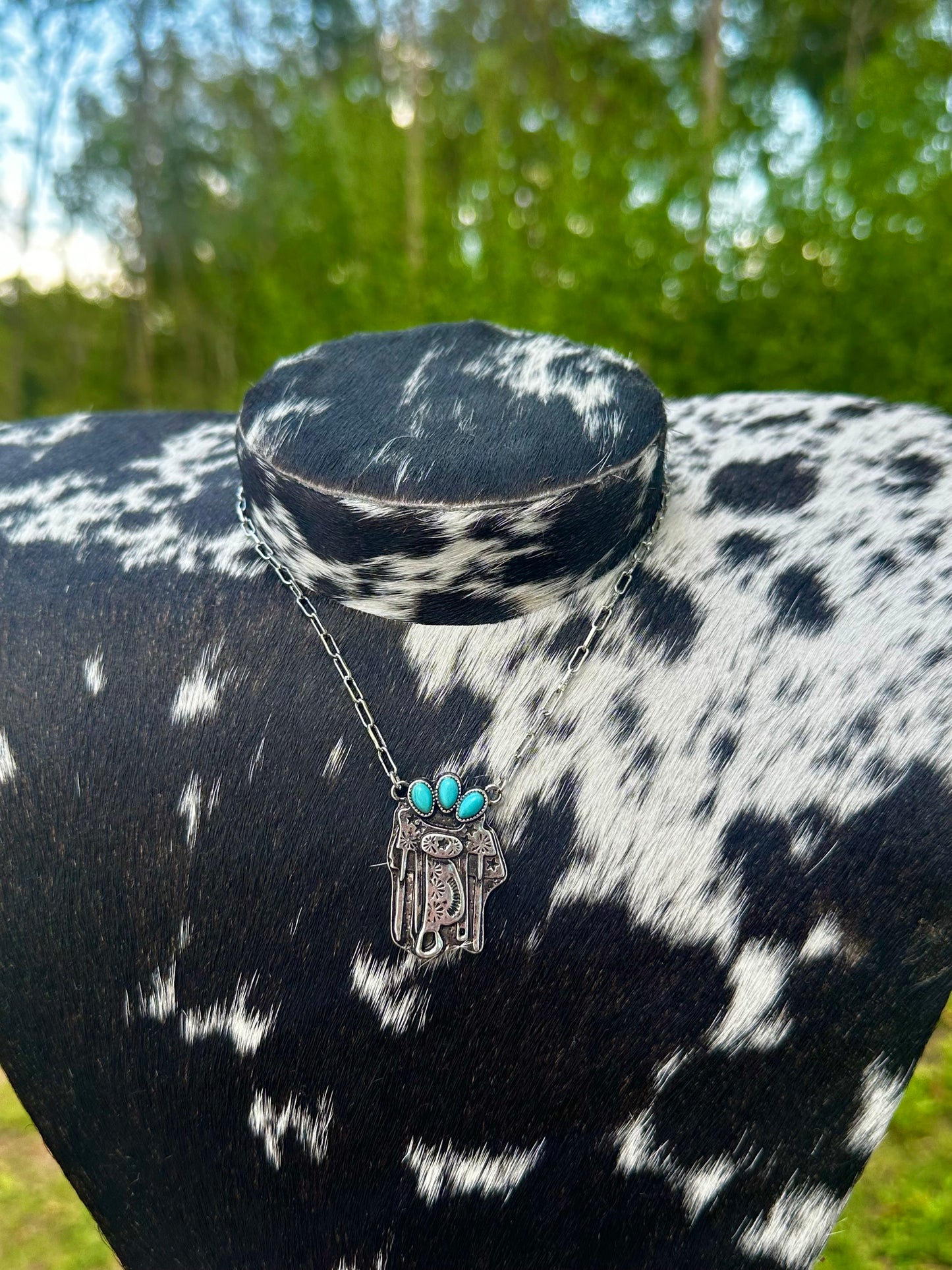 Saddle necklace