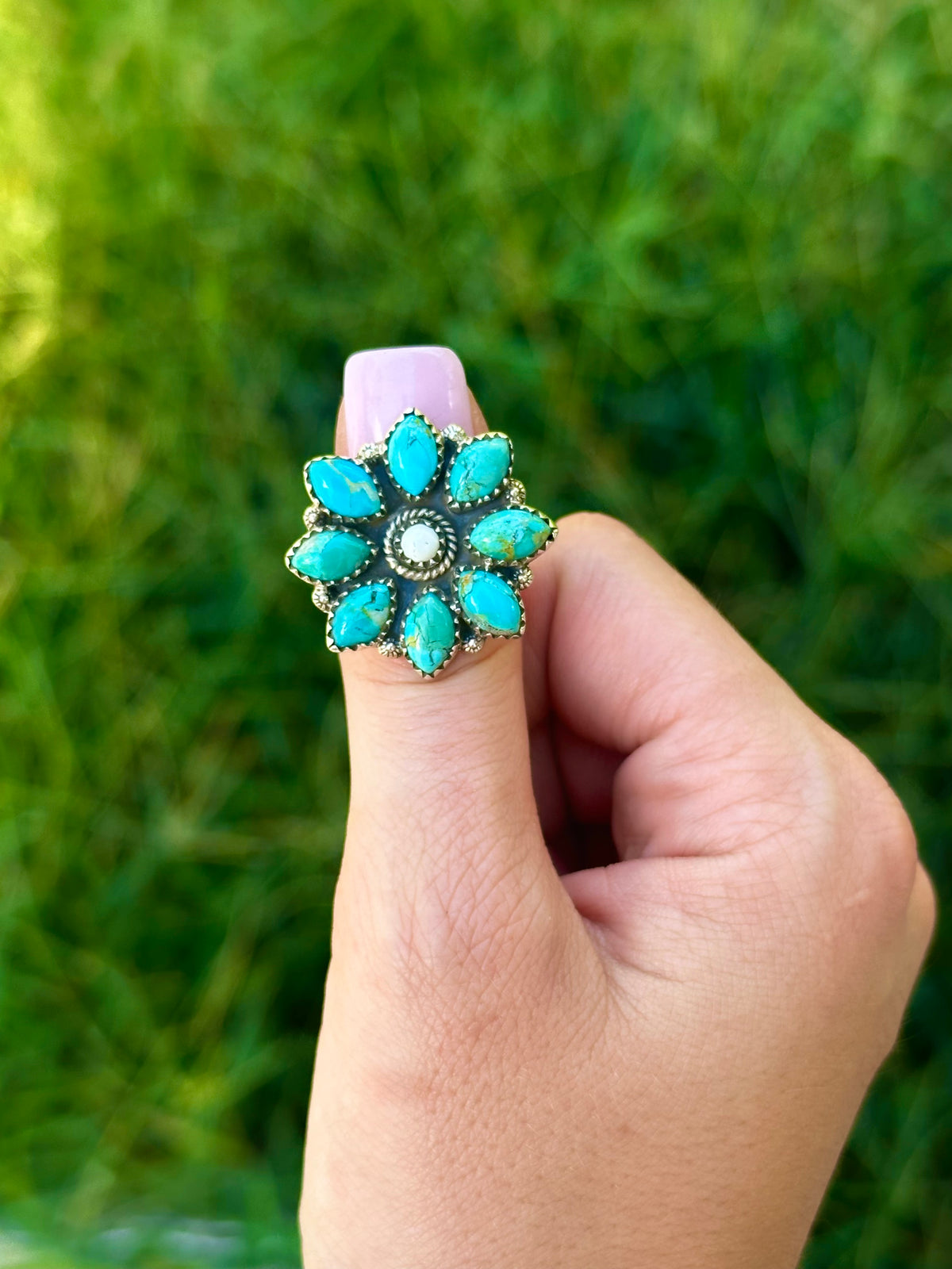 Adjustable flower ring
