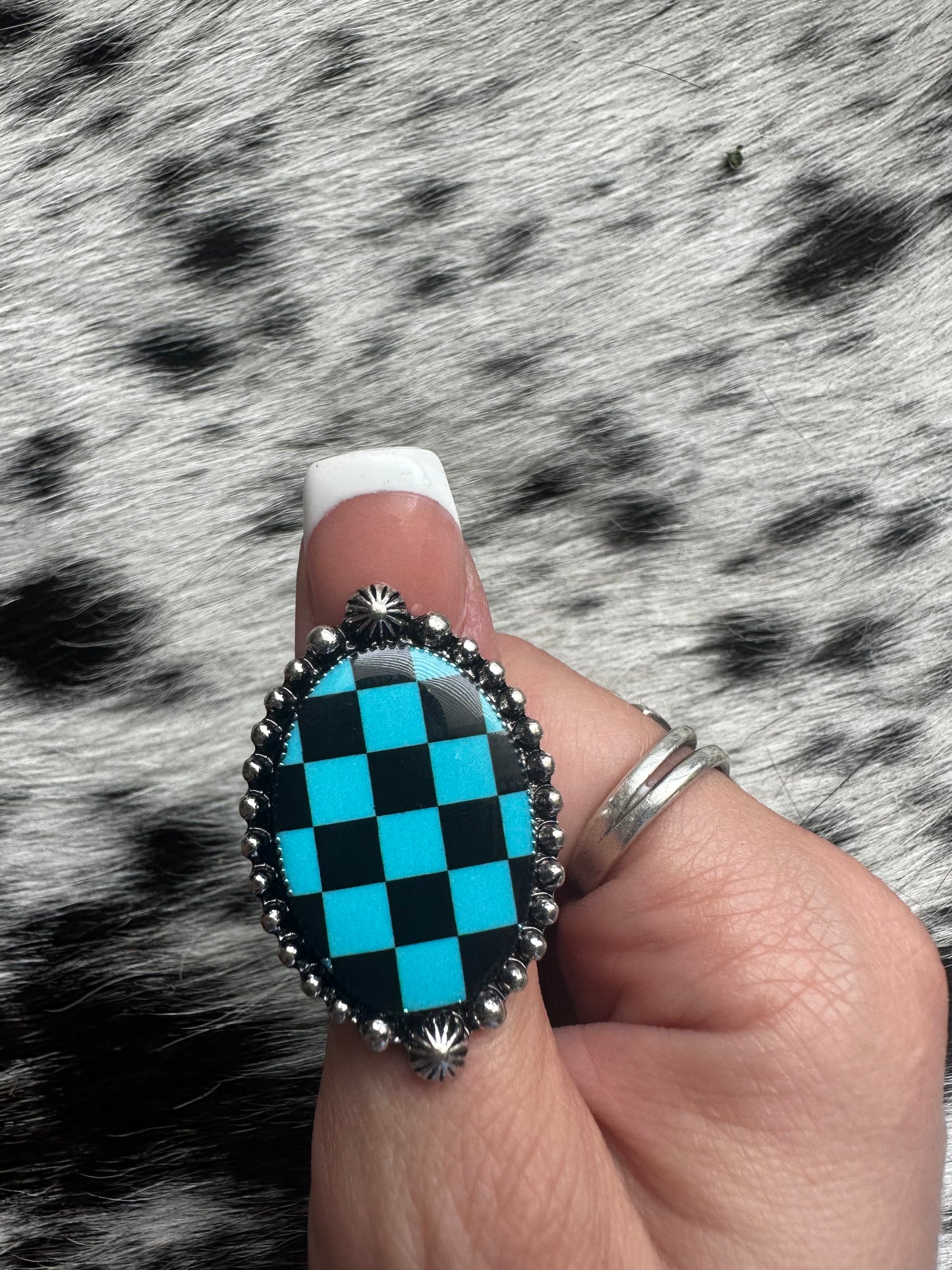 Adjustable T checkered oval ring