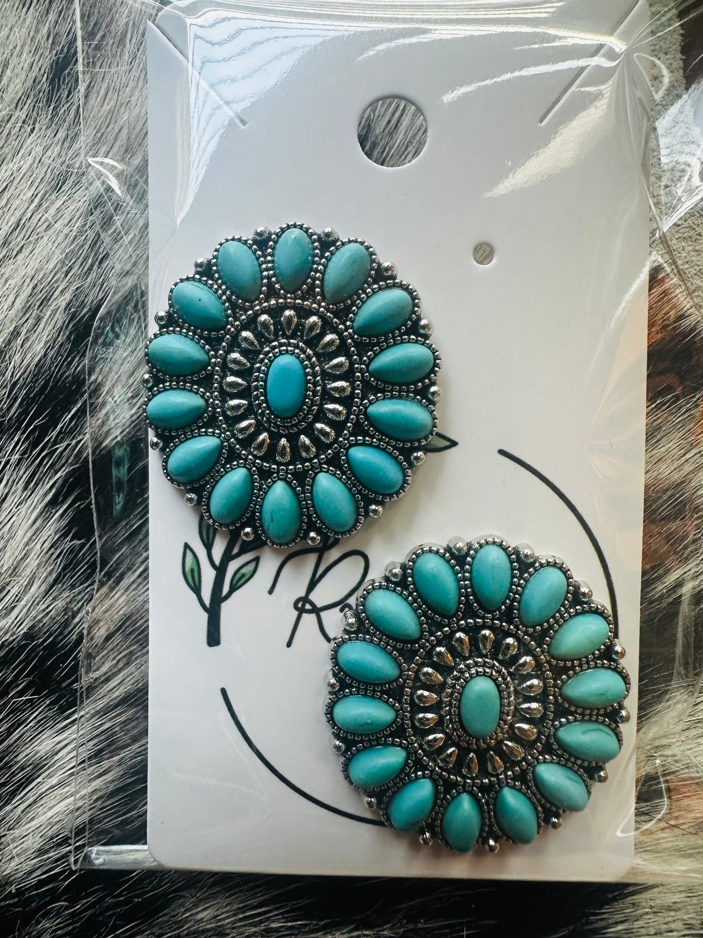 T flower stud earrings