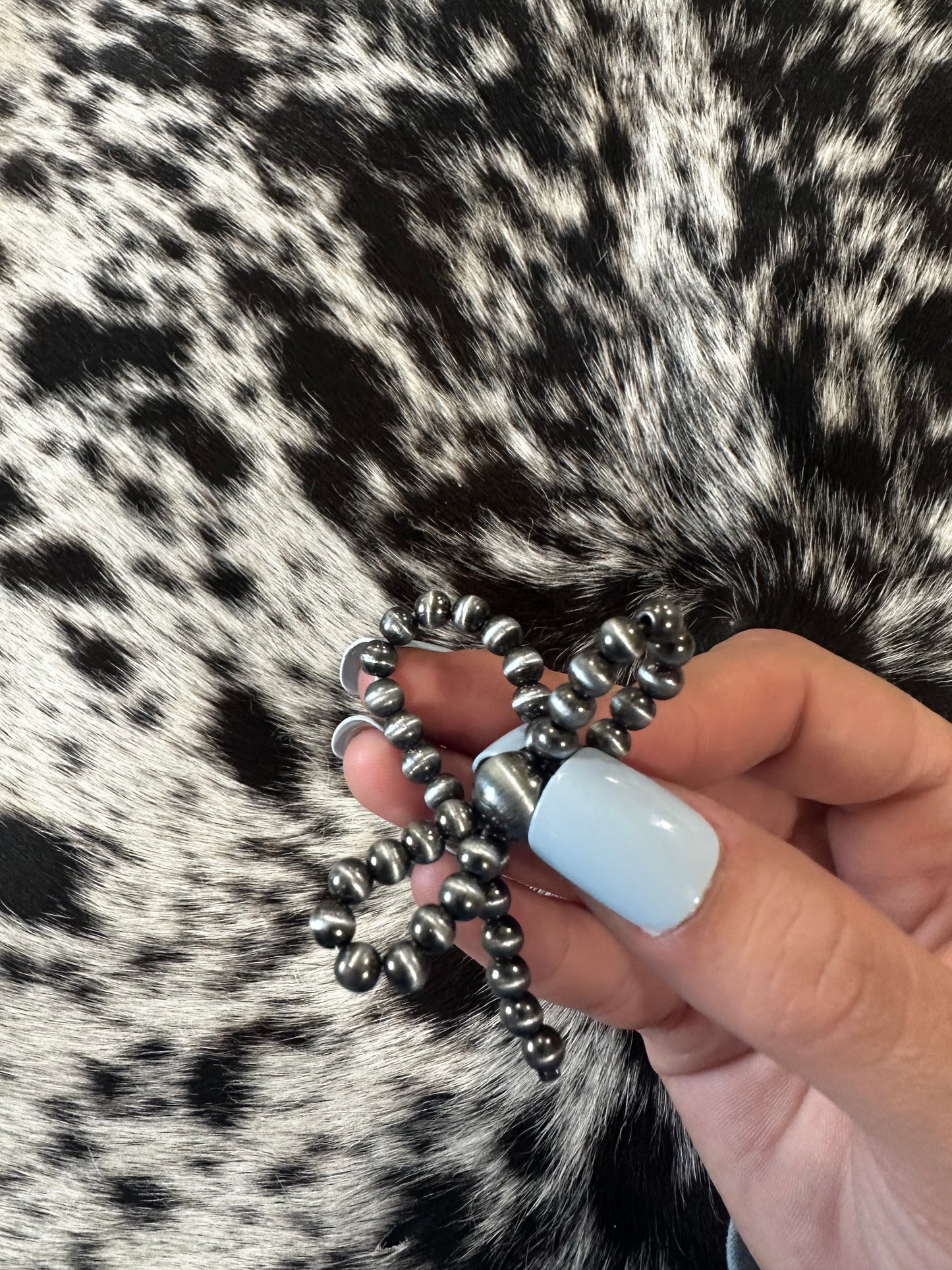 Bow tie stretch ring