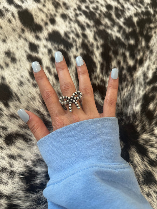 Adjustable bow tie ring