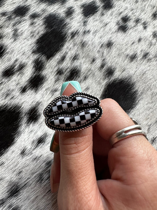 Stretch lip ring