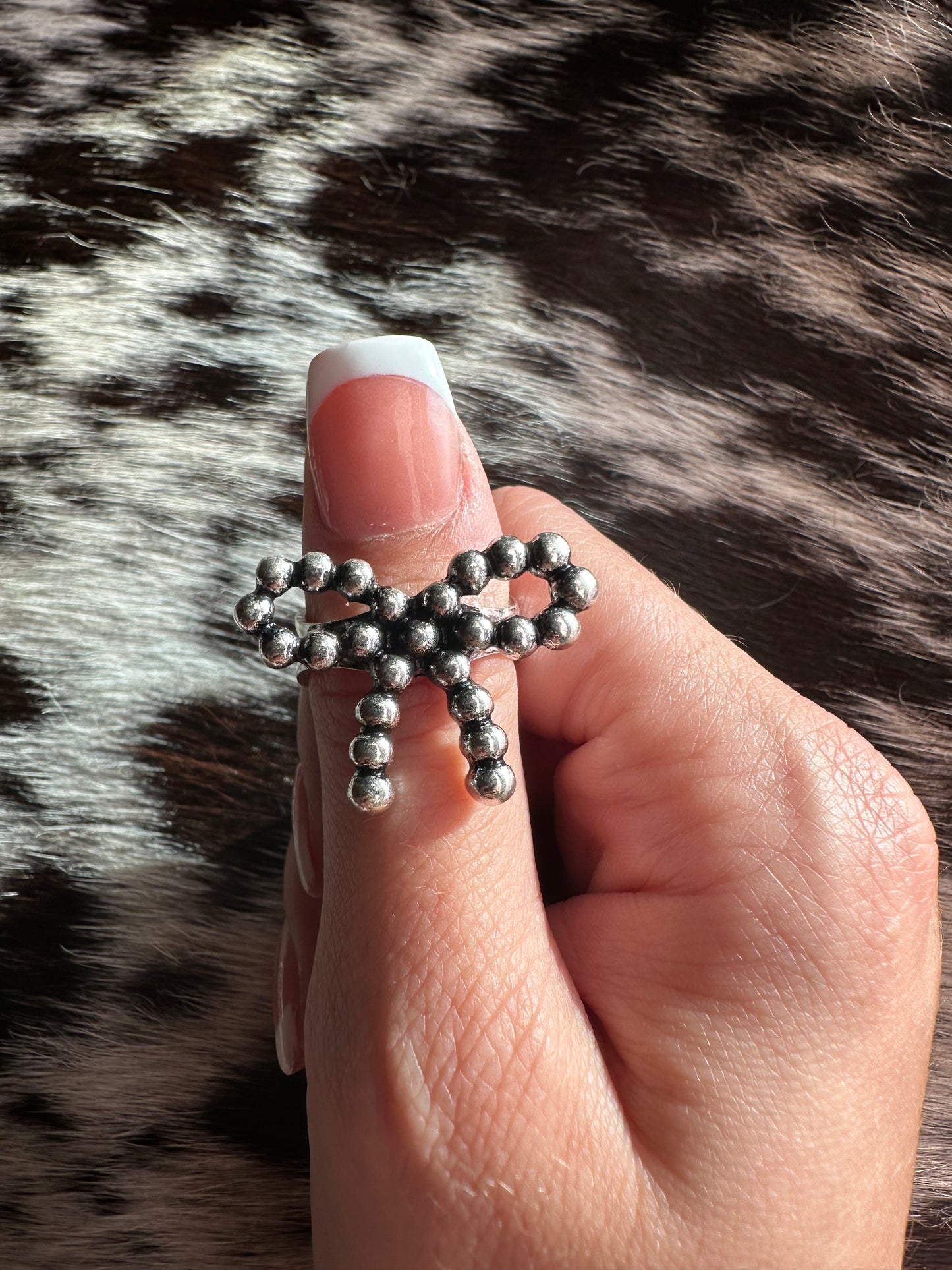 Adjustable bow tie ring