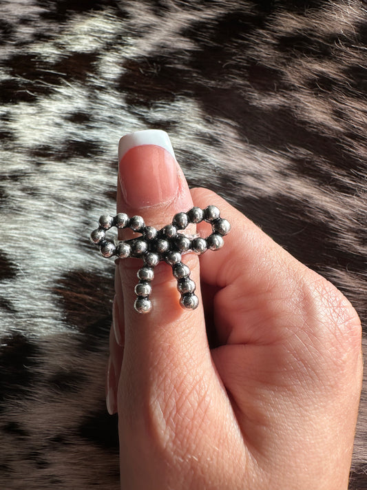 Adjustable bow tie ring