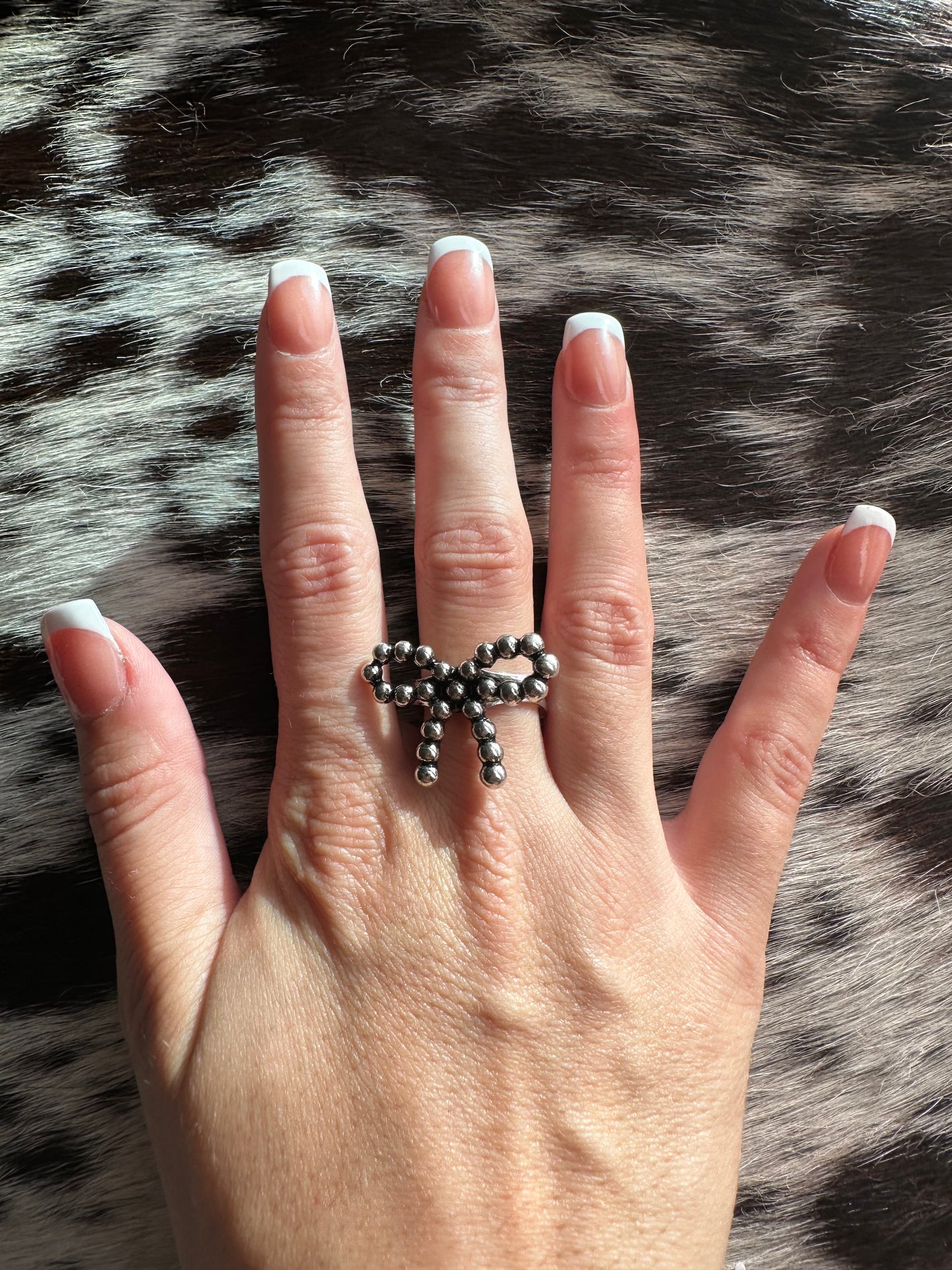 Adjustable bow tie ring