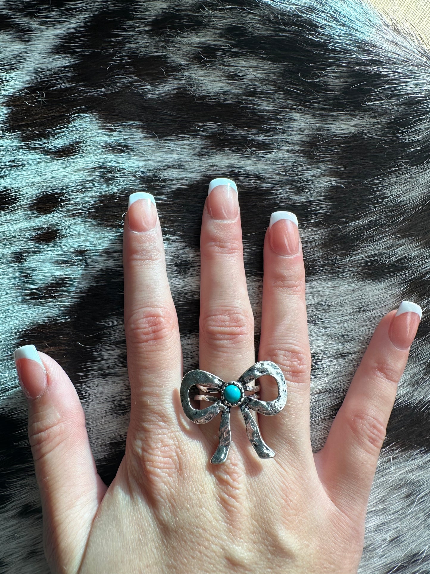 Adjustable bow tie ring
