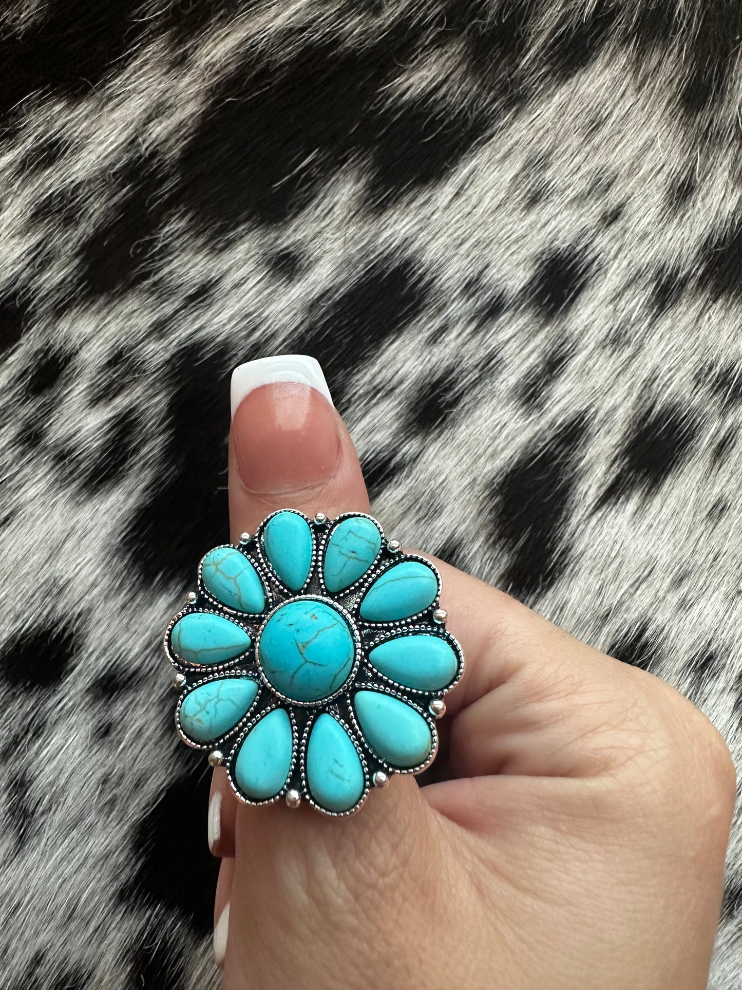 Adjustable flower ring