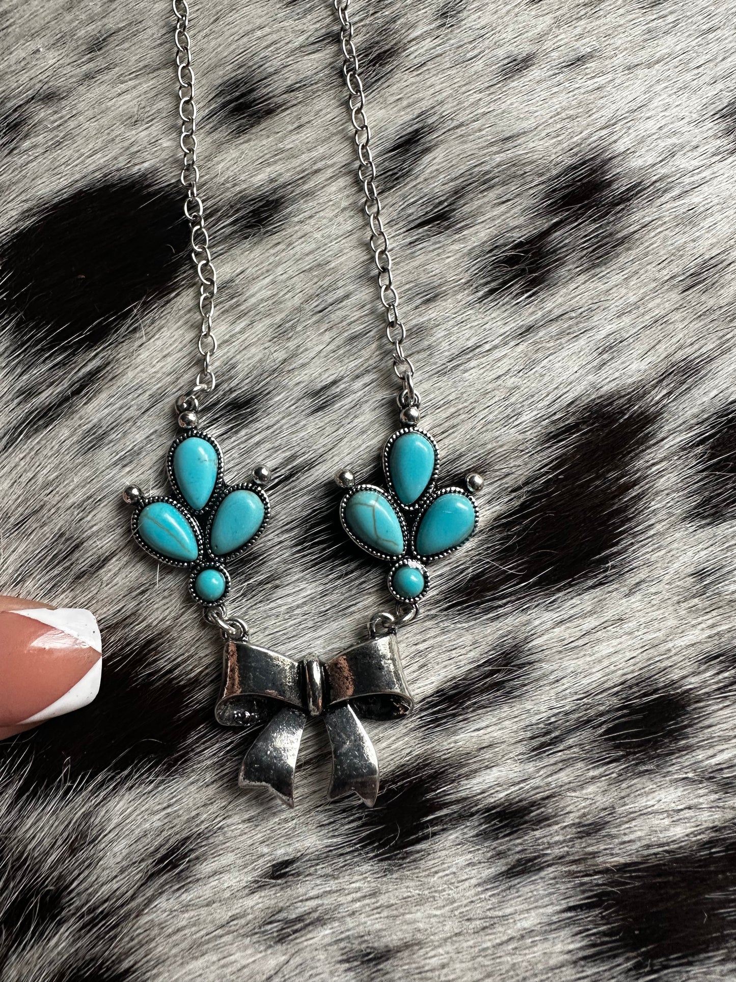 Bow necklace