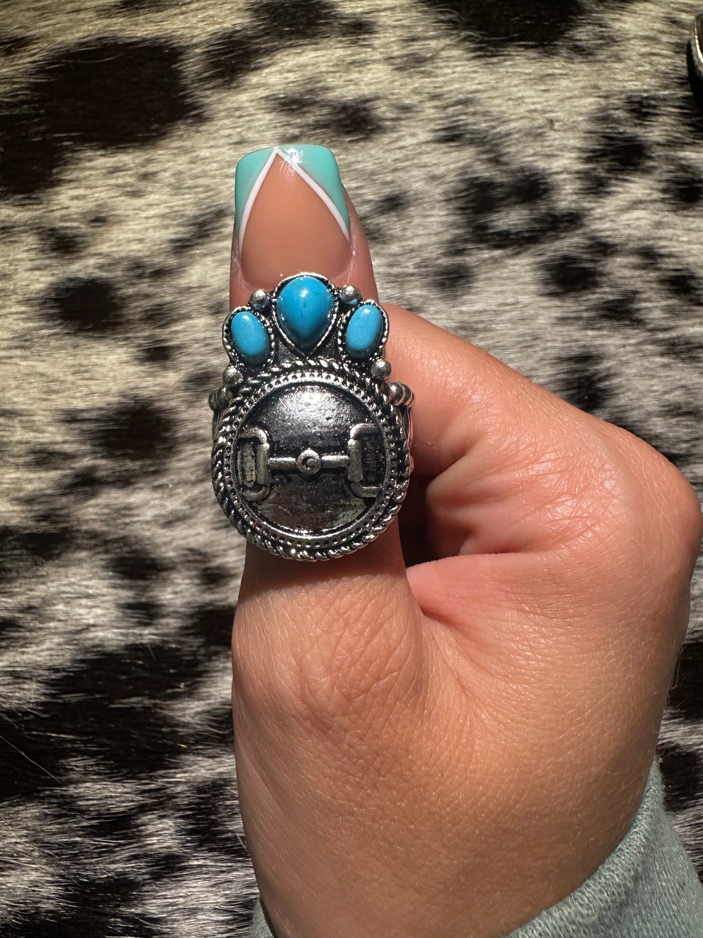 Snaffle bit stretch ring