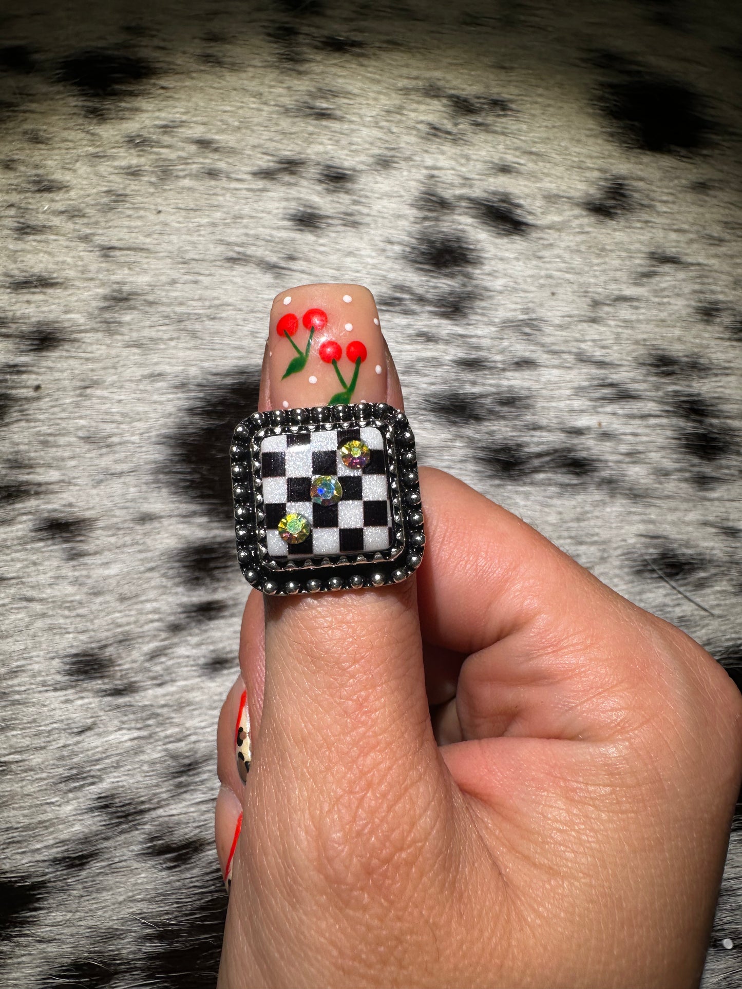 Adjustable checkered dice ring