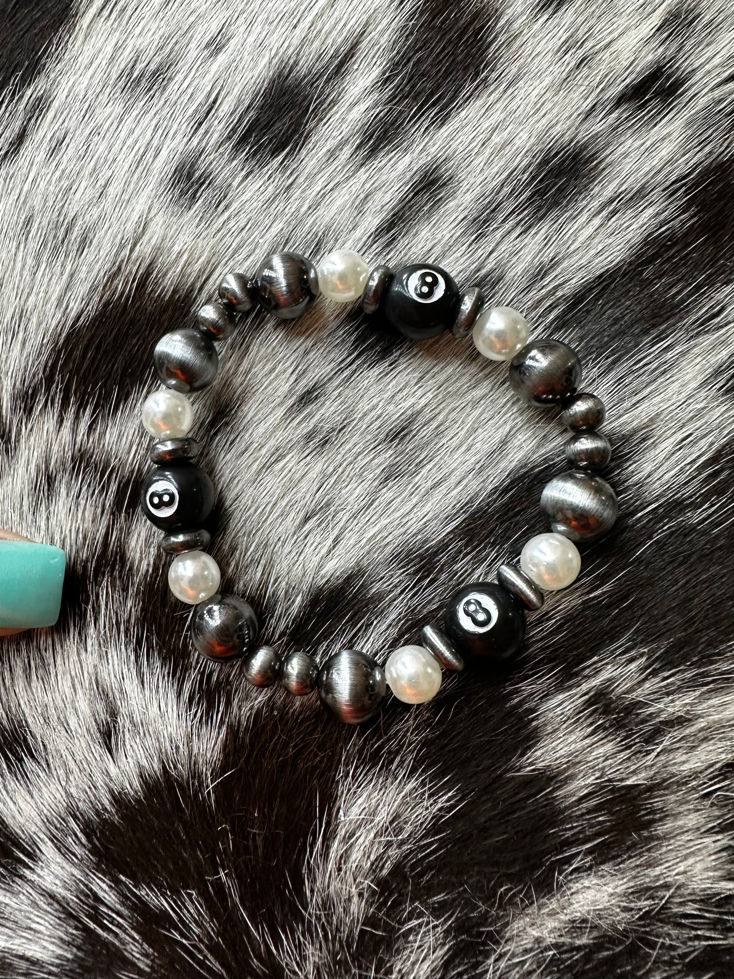 8 ball wh pearl stretch bracelet