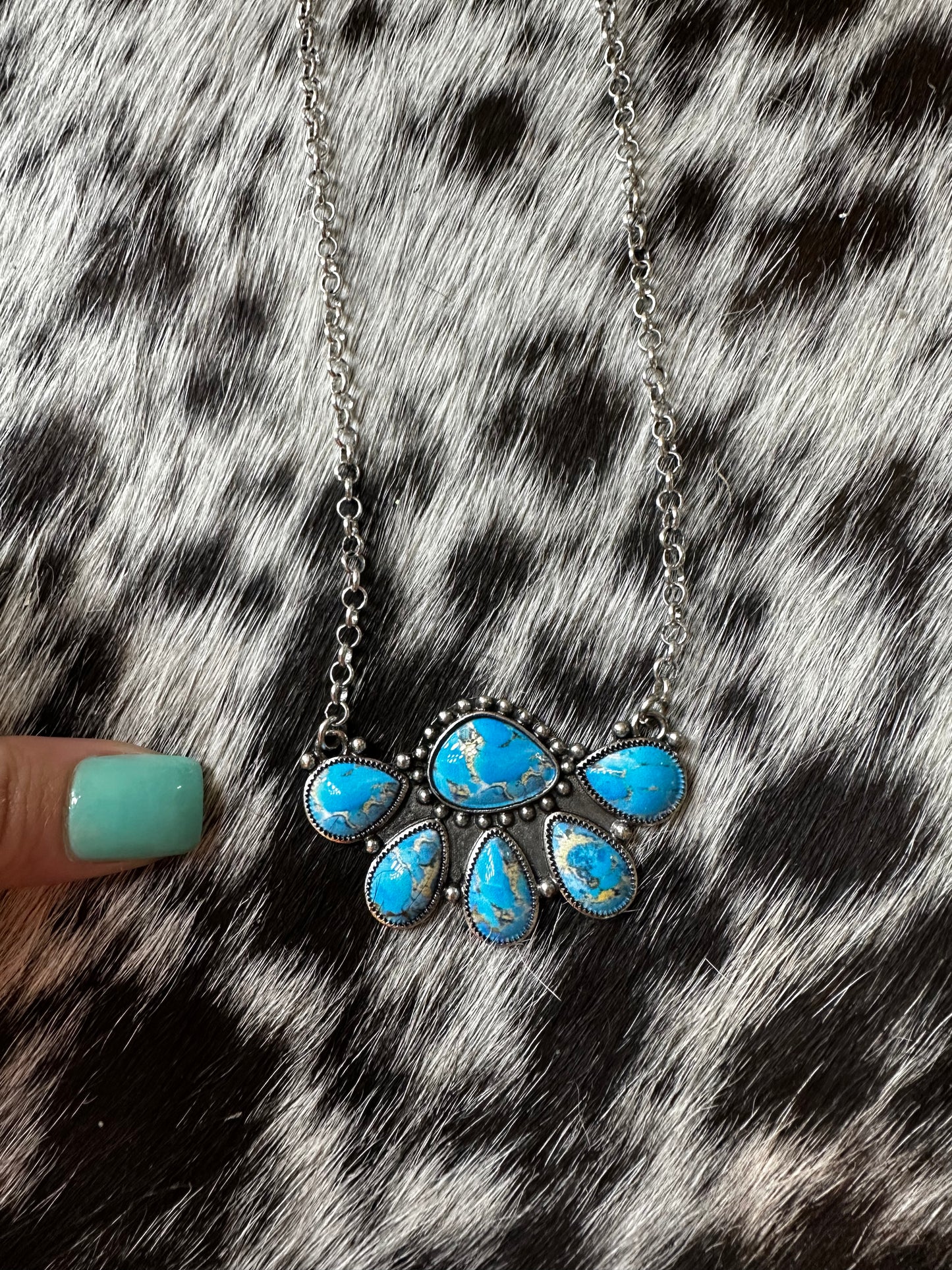 Half cluster necklace